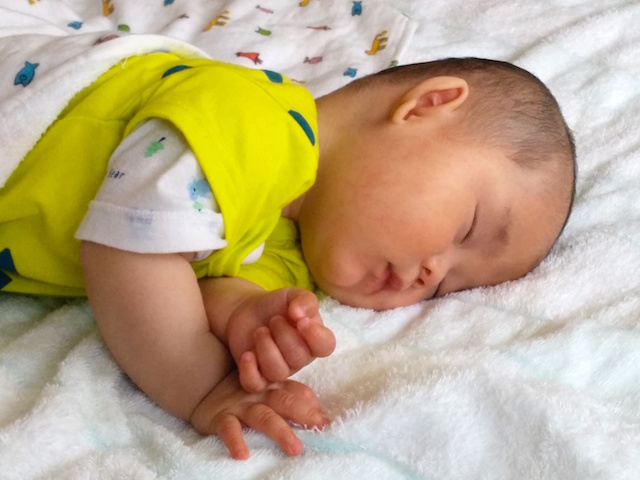 寝相　胎児型　赤ちゃん　生後５カ月　5